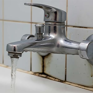 leaking-bath-faucet-mold-damage